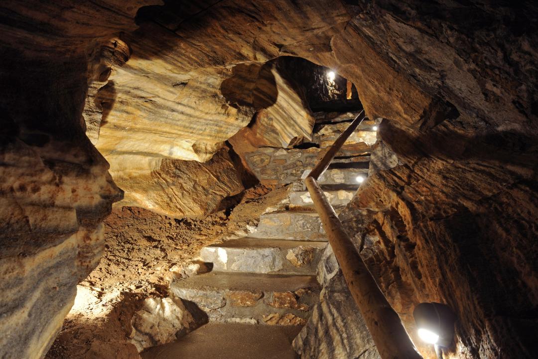 Detail na schody v Chýnovské jeskyni – tip na podzimní výlet