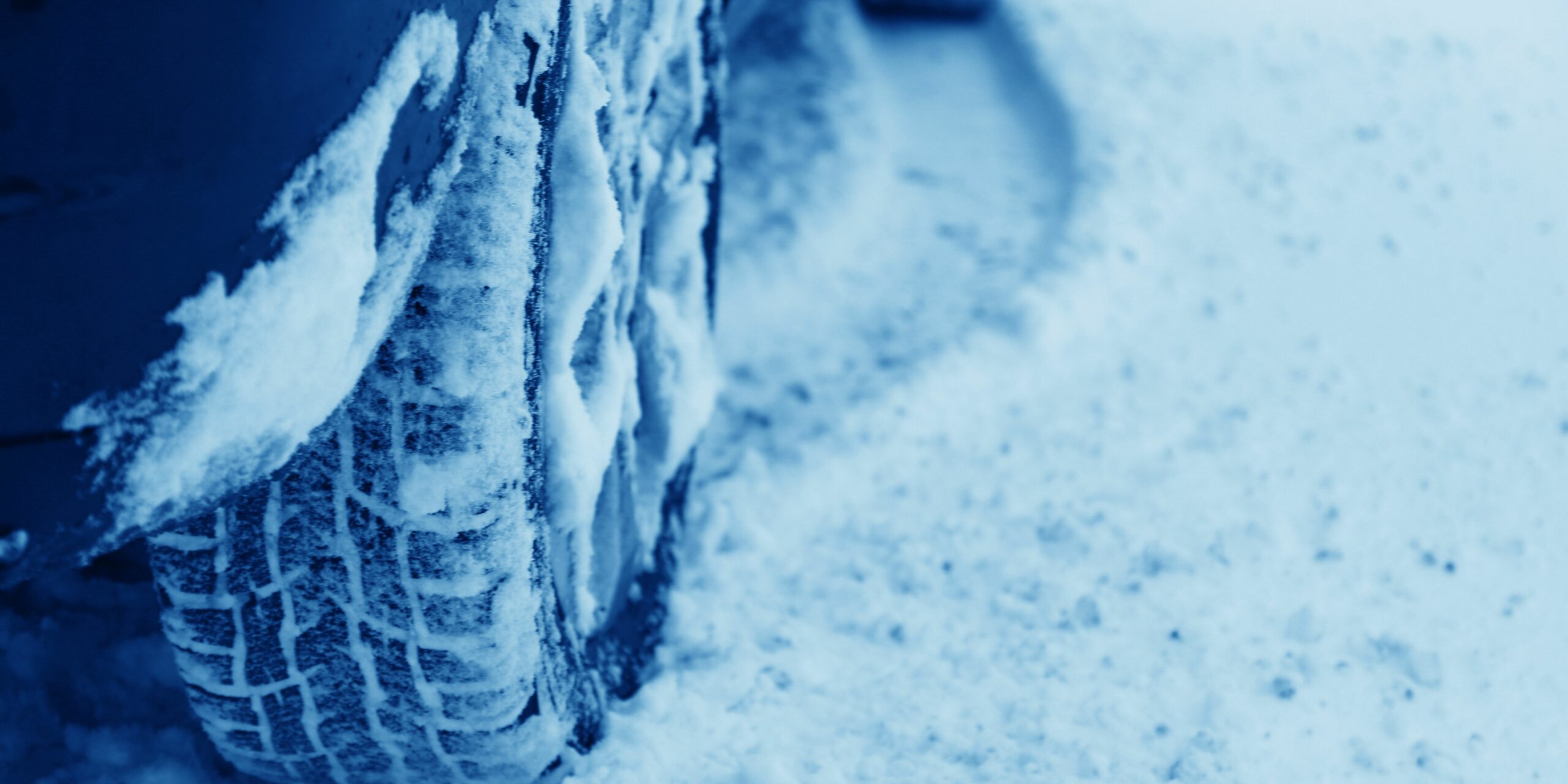 Detailní pohled na pneumatiku na sněhu