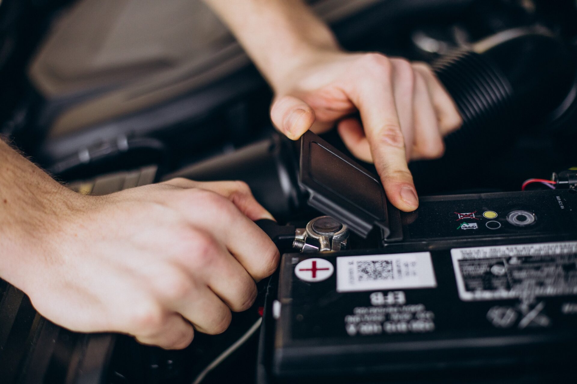 Jak nastartovat auto? Startování auta přes kabely umí málokdo